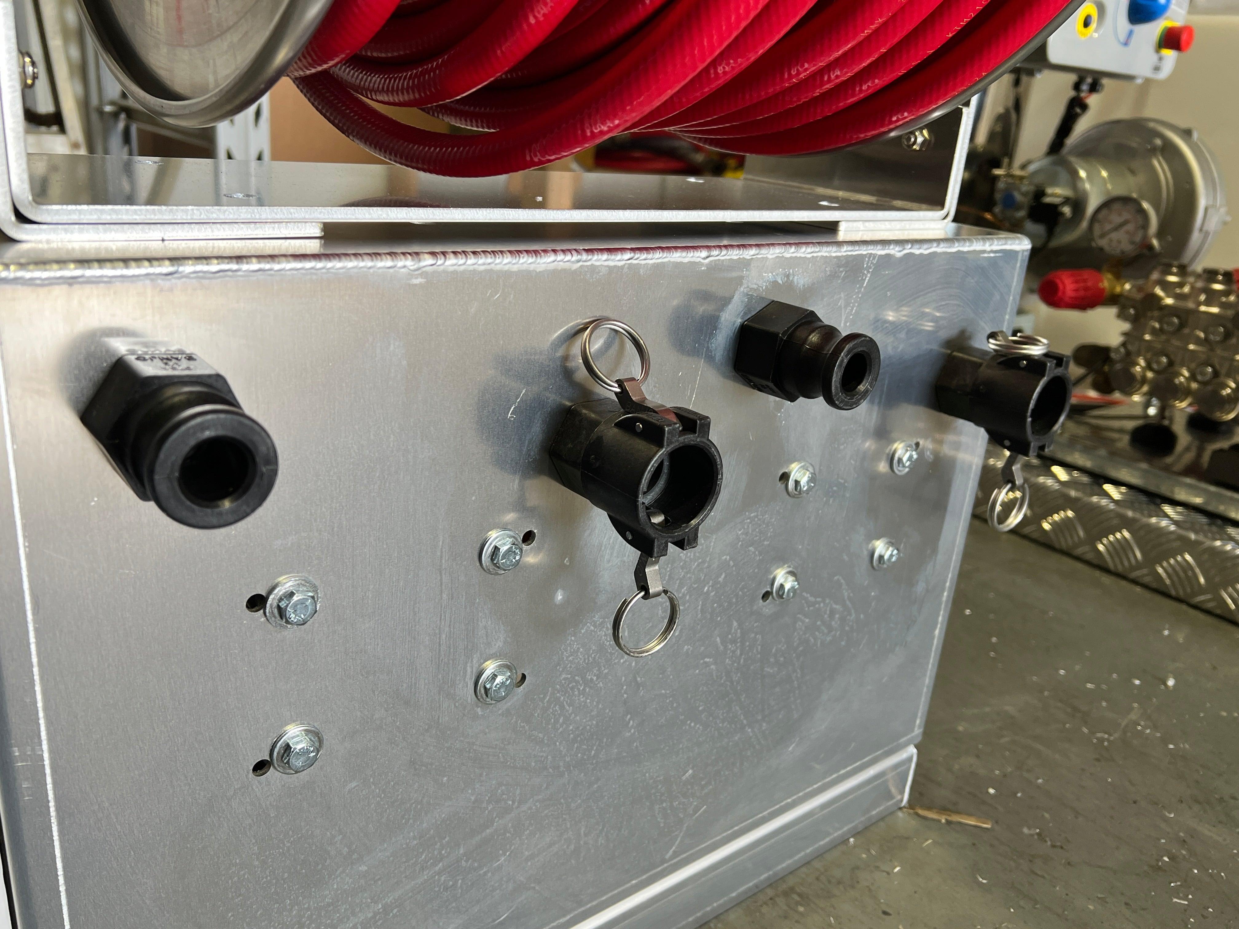 Pumps are interchangeable on the run by utilizing the simple CanmLock fittings